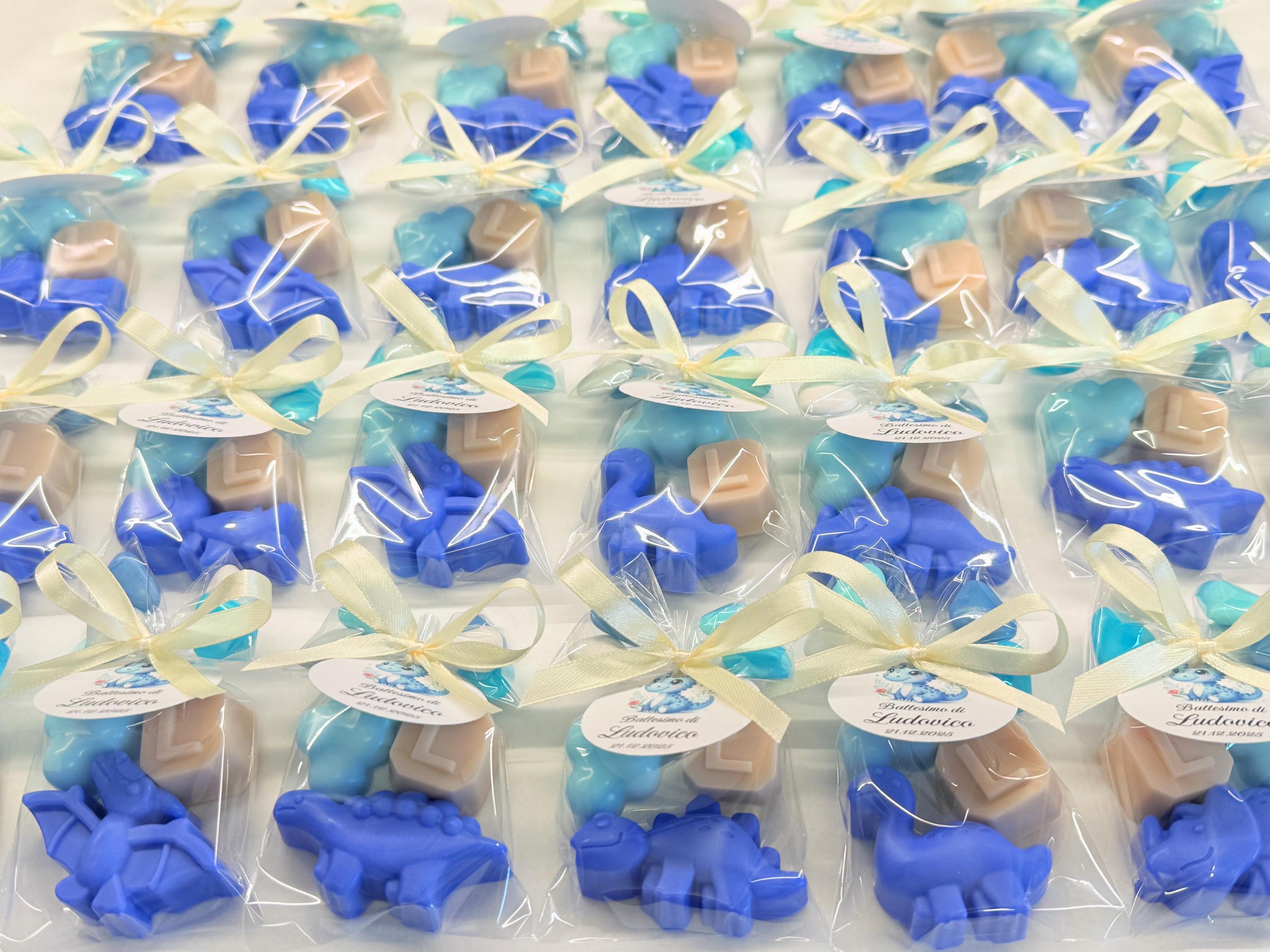 MÉLANGE de 3 SAVONNETTES avec sachet transparent et 5 dragées en forme de cœur /cadeaux de baptême/naissance/baby shower/anniversaire d'enfants/dinosaure/