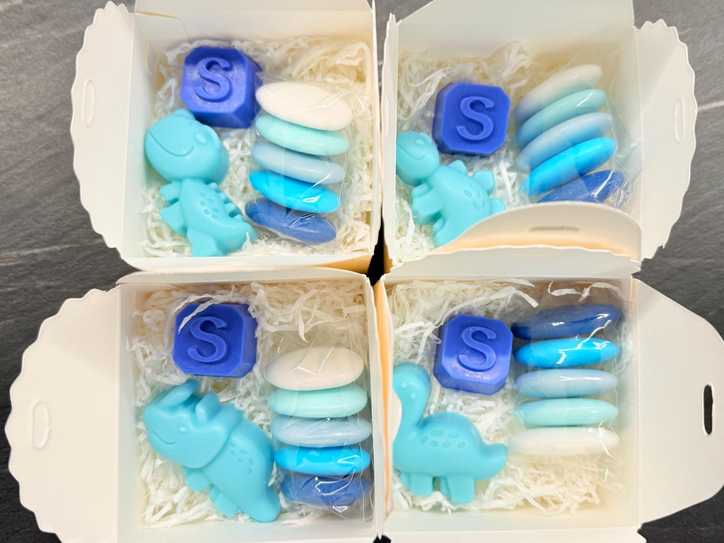Savon "DINOSAURES MIXTES + Lettre" avec boîte, confettis et étiquette personnalisée