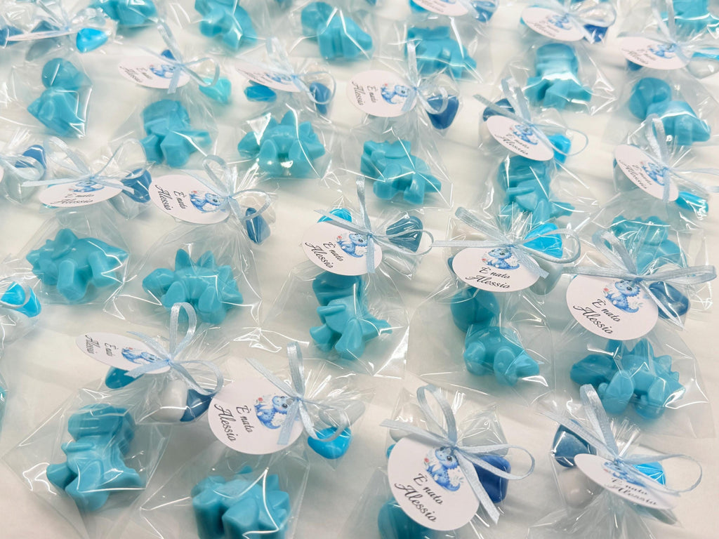 Mini savon "DINOSAURE" avec sachet transparent, 4 dragées Cœur et étiquette personnalisée