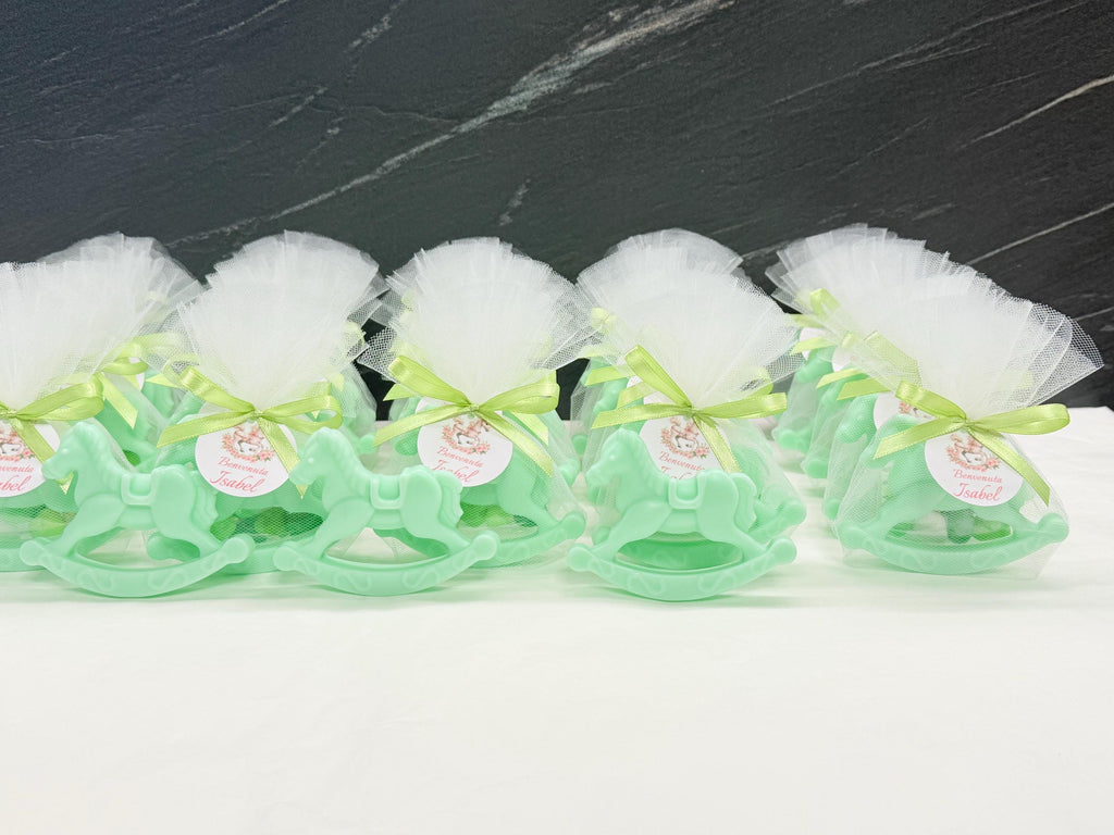 SAVON "CHEVAL À BASCULE" avec 7 dragées cœur, tulle et étiquette personnalisée