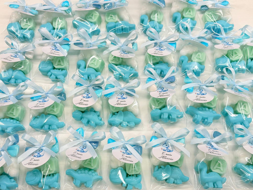MÉLANGE de 3 SAVONNETTES avec sachet transparent et 5 dragées en forme de cœur /cadeaux de baptême/naissance/baby shower/anniversaire d'enfants/dinosaure/