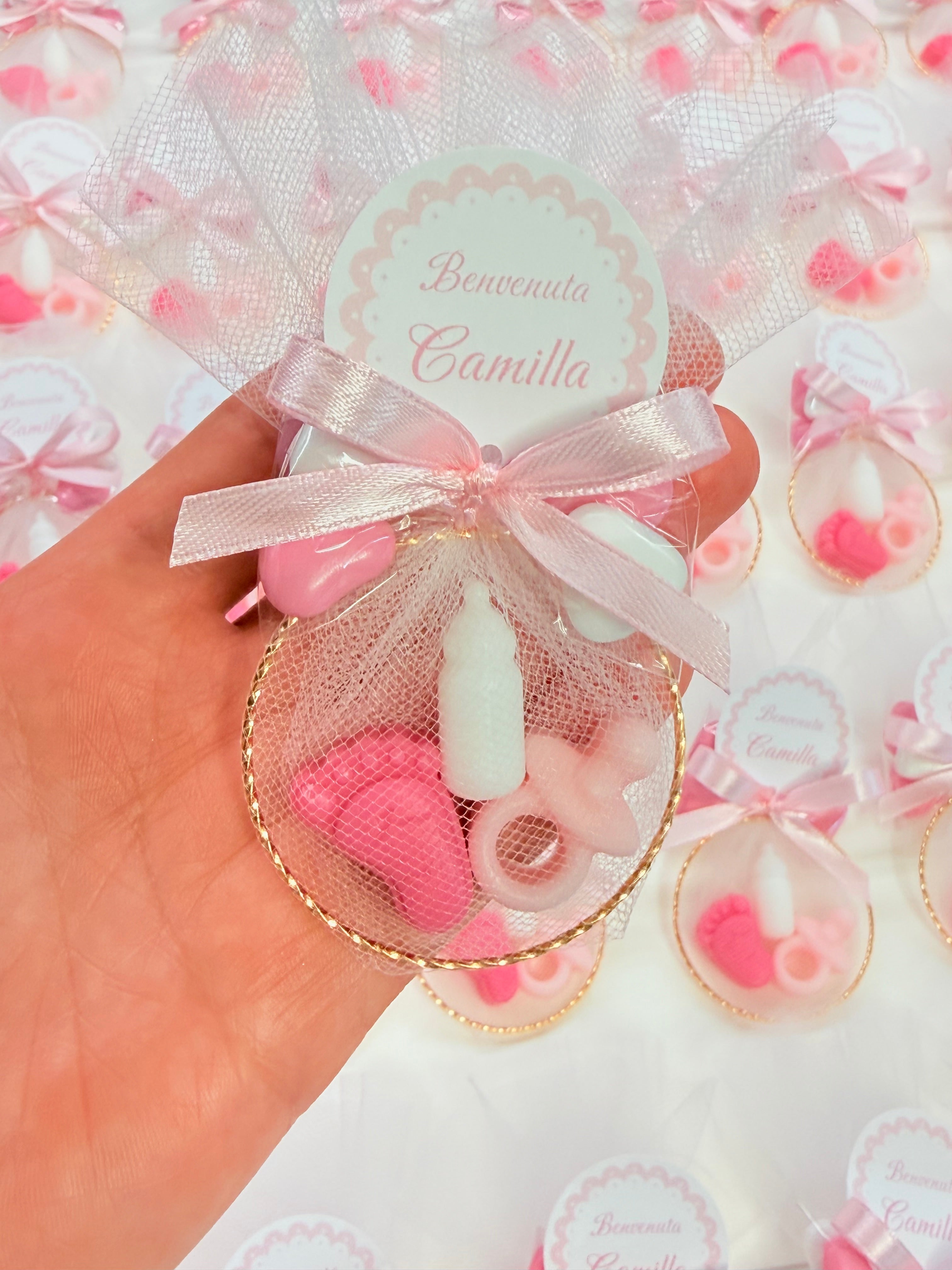 Mini savon "NAISSANCE" avec cercle, 5 dragées cœur, tulle et étiquette personnalisée