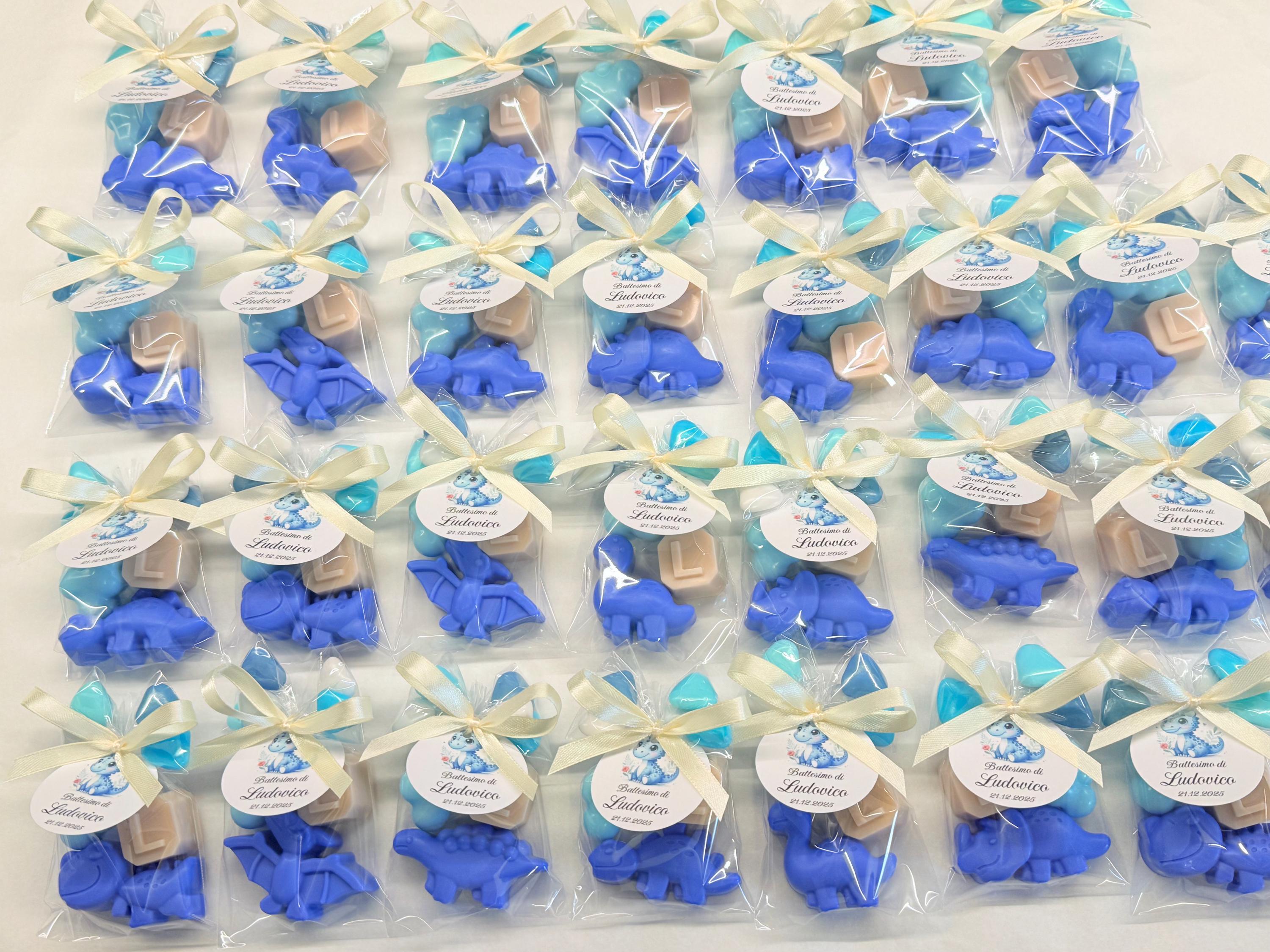 MÉLANGE de 3 SAVONNETTES avec sachet transparent et 5 dragées en forme de cœur /cadeaux de baptême/naissance/baby shower/anniversaire d'enfants/dinosaure/