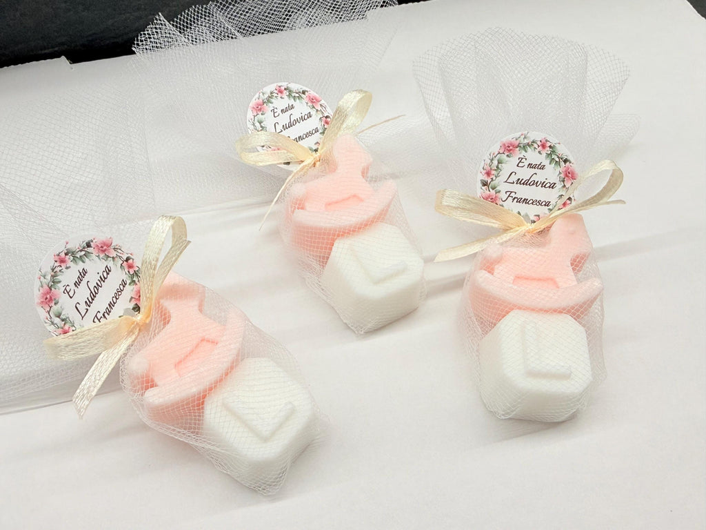 MINI SAVON "CHEVAL À BASCOULE + LETTRE" avec tulle et étiquette personnalisée