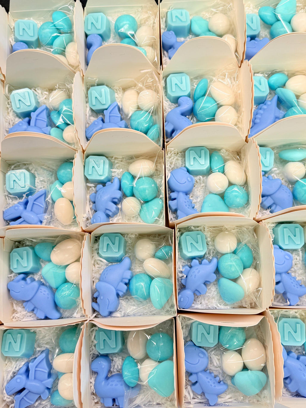 Savon "DINOSAURES MIXTES + Lettre" avec boîte, confettis et étiquette personnalisée