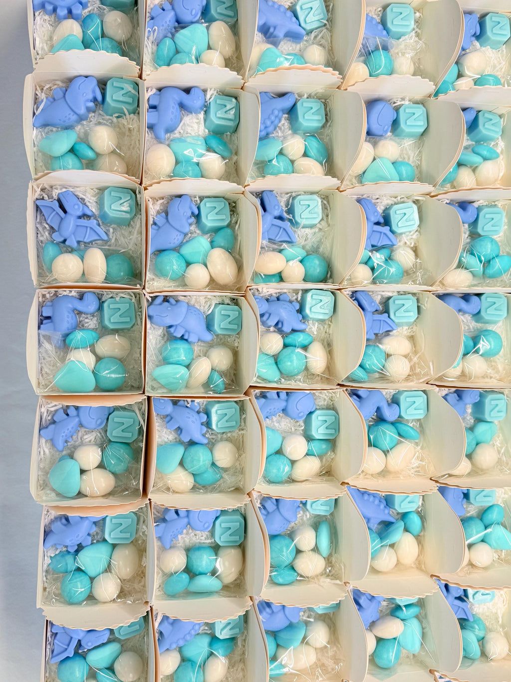 Savon "DINOSAURES MIXTES + Lettre" avec boîte, confettis et étiquette personnalisée