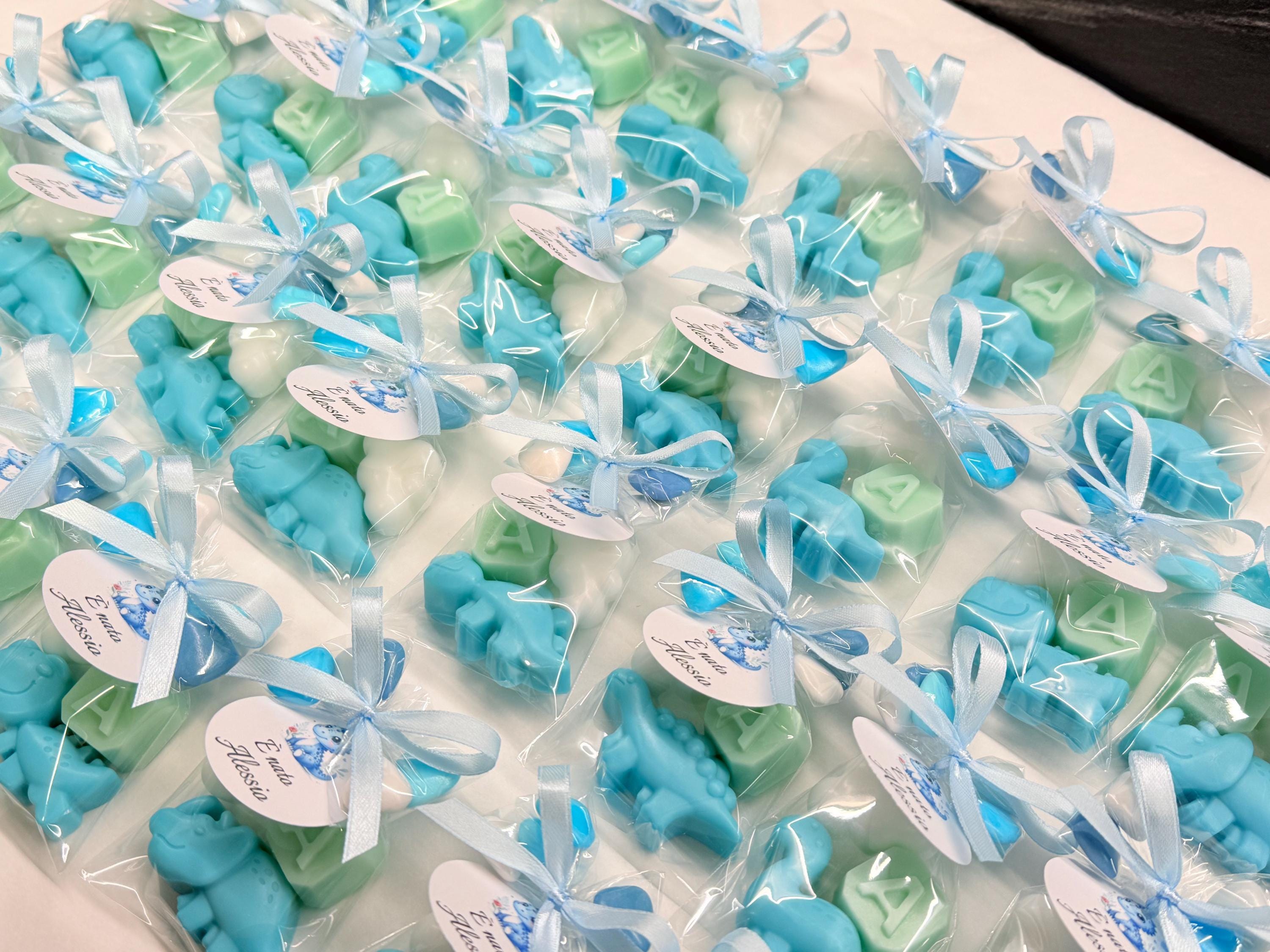 MÉLANGE de 3 SAVONNETTES avec sachet transparent et 5 dragées en forme de cœur /cadeaux de baptême/naissance/baby shower/anniversaire d'enfants/dinosaure/