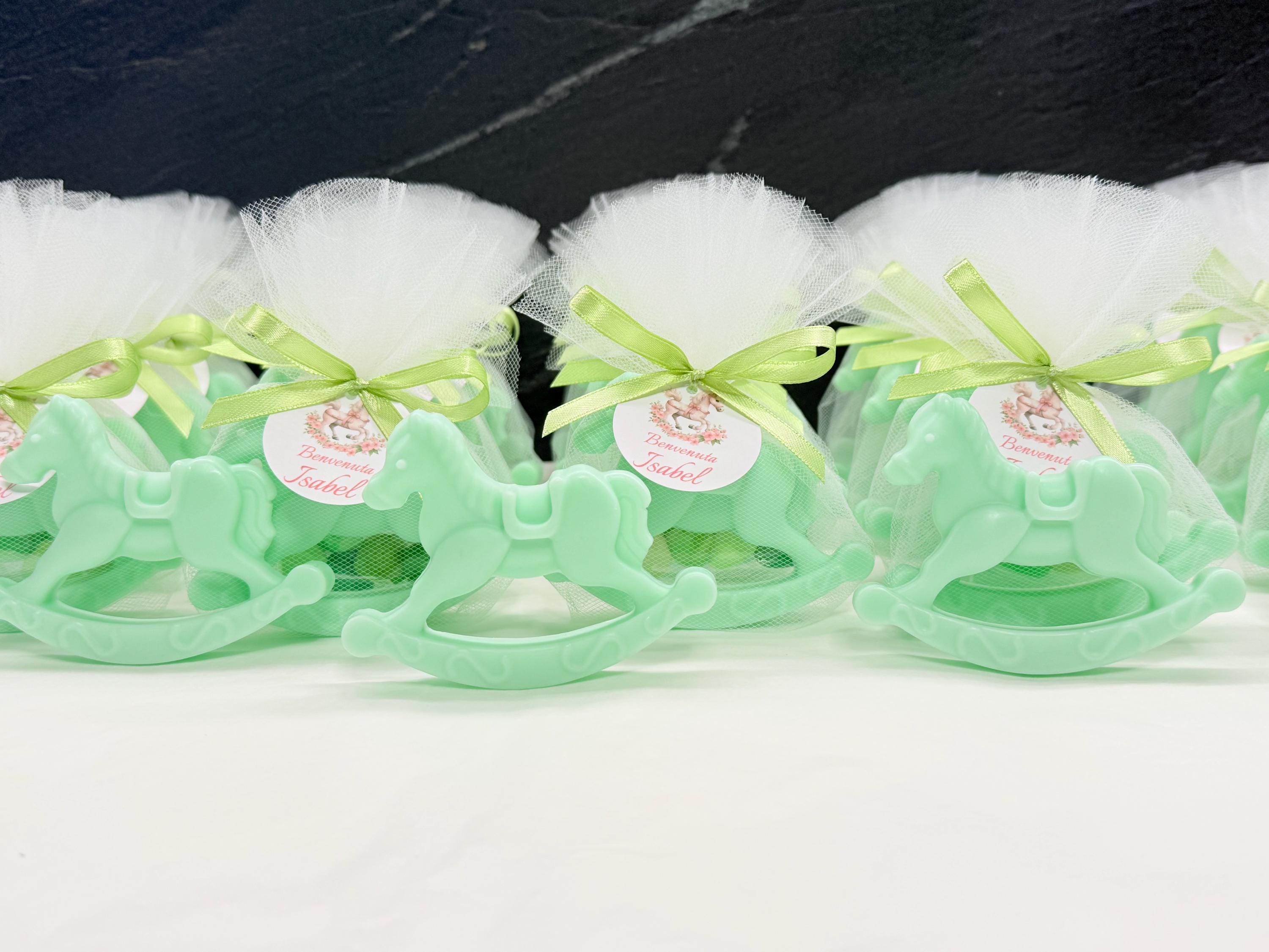 SAVON "CHEVAL À BASCULE" avec 7 dragées cœur, tulle et étiquette personnalisée
