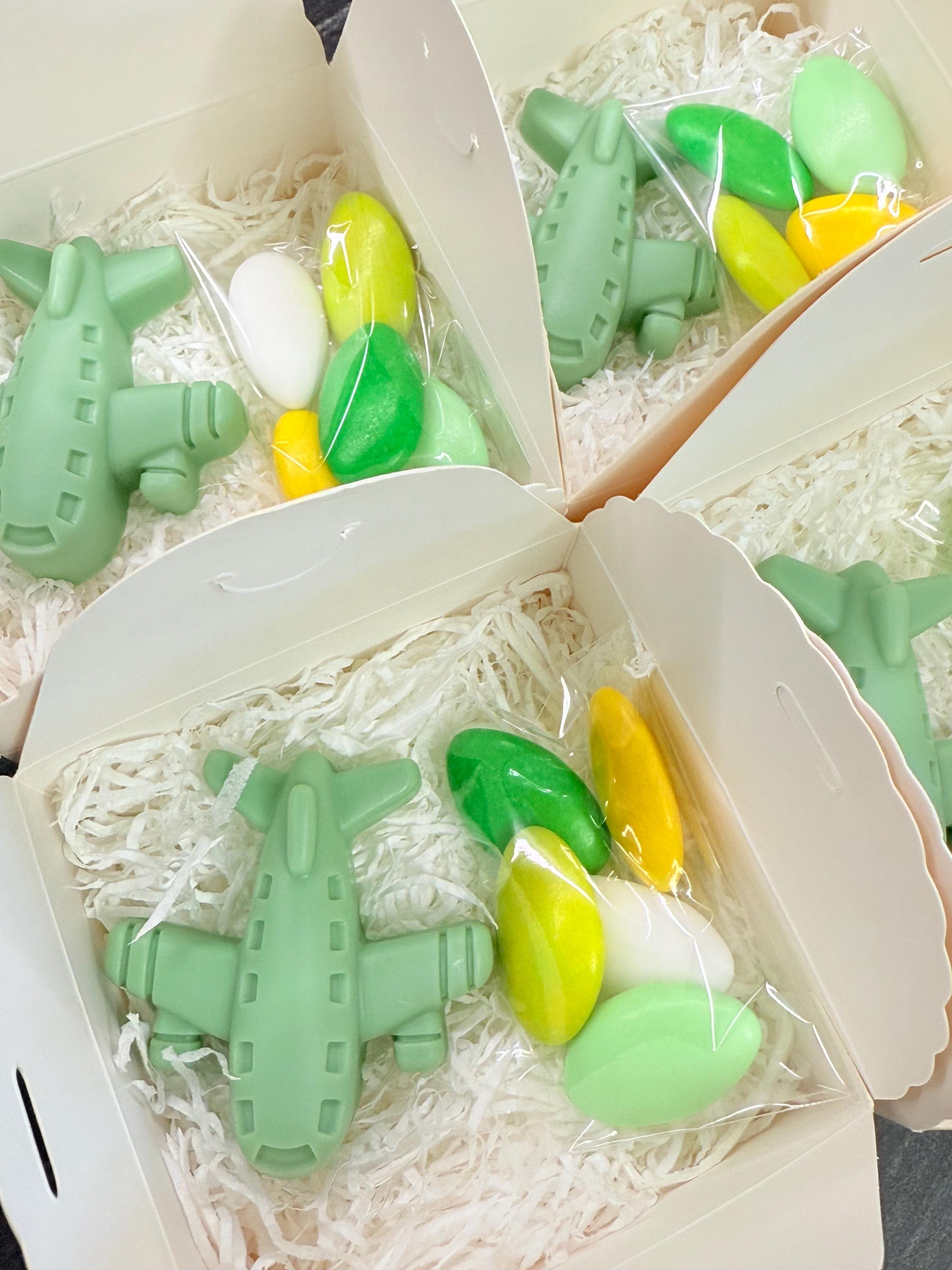 SAVON Avion avec boîte, dragées et étiquette personnalisée /cadeaux de baptême/baby shower/naissance/anniversaire enfants/communion/confirmation