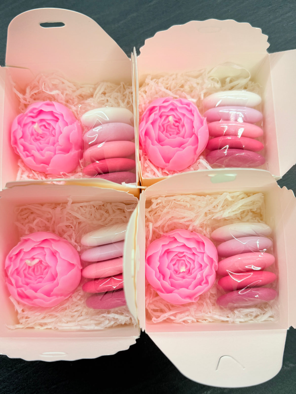 Candela bocciolo di peonia inodore con scatola, confetti e tag personalizzato – bomboniera per battesimo e nascita