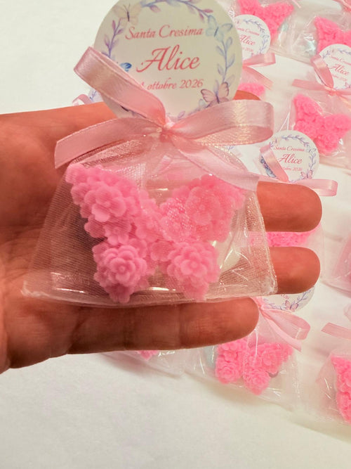 Candela farfallina floreale profumata con sacchetto di organza e confetti cuoricino – bomboniera per matrimonio