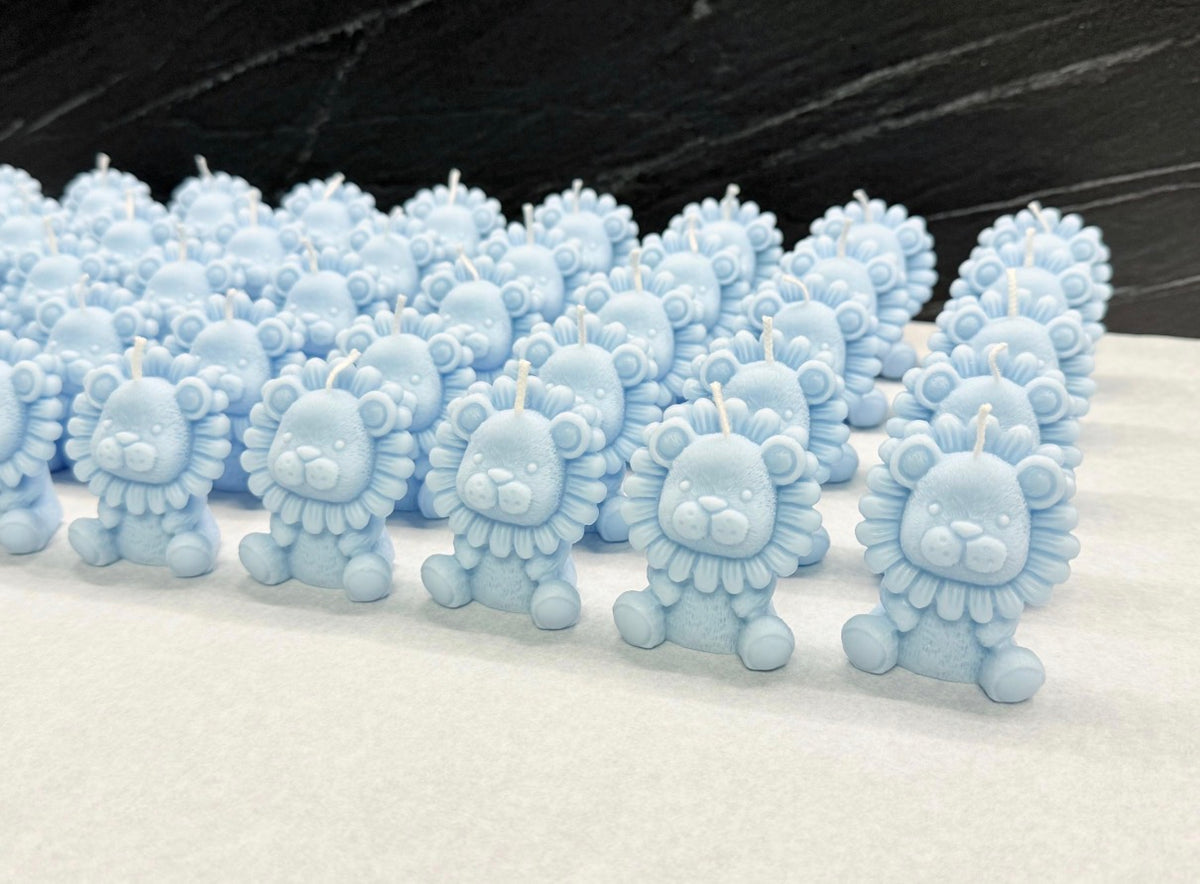 Candela leoncino personalizzata in cera di soia colore light blue – baby shower e compleanno bimbi