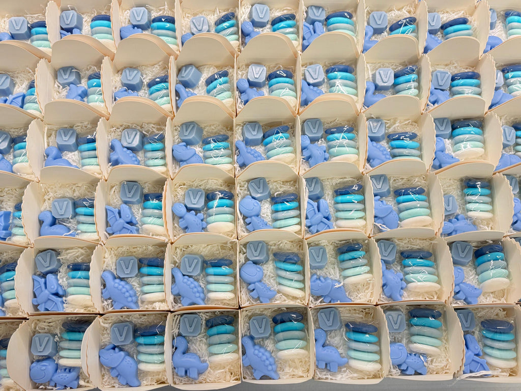 Savon "DINOSAURES MIXTES + Lettre" avec boîte, confettis et étiquette personnalisée