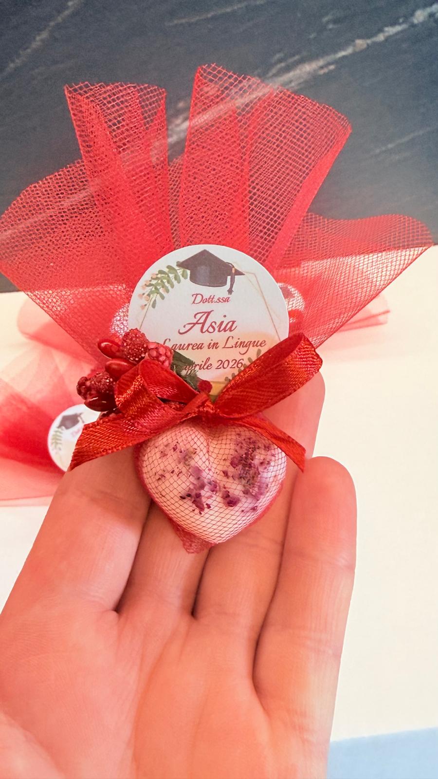Segnaposto laurea cuoricino in cera di soia con fiori essiccati e tulle – bomboniera personalizzata