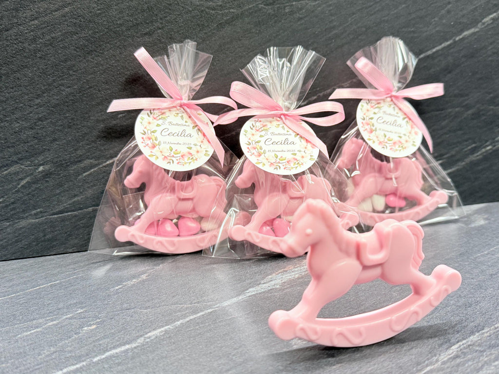 SAVON CHEVAL à BASCULE avec 7 dragées cœur, sachet transparent et étiquette personnalisée