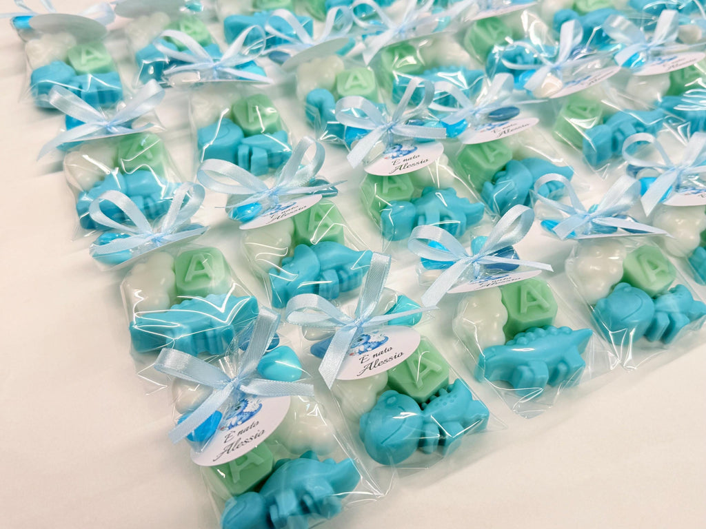 MÉLANGE de 3 SAVONNETTES avec sachet transparent et 5 dragées en forme de cœur /cadeaux de baptême/naissance/baby shower/anniversaire d'enfants/dinosaure/
