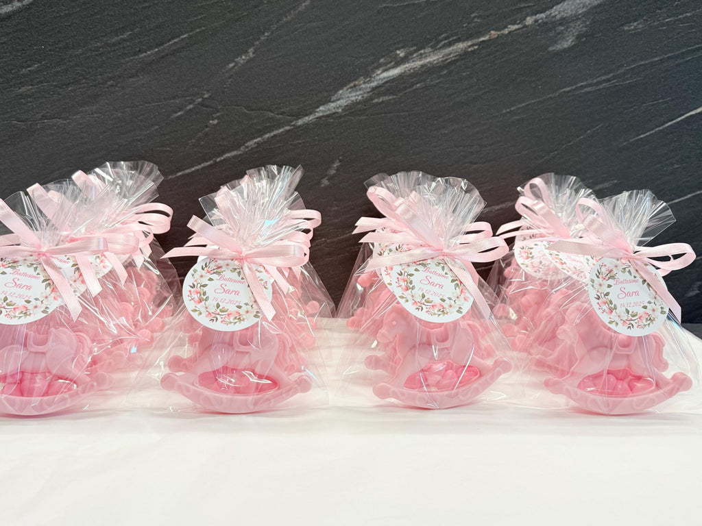 SAVON CHEVAL à BASCULE avec 7 dragées cœur, sachet transparent et étiquette personnalisée