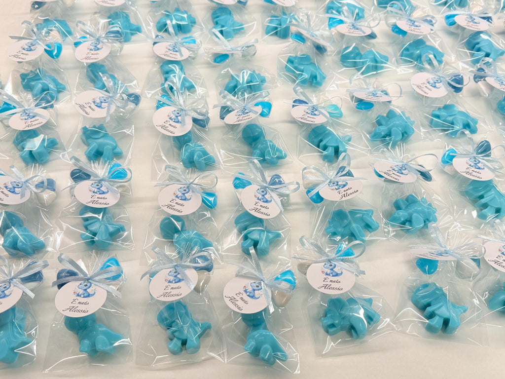 Mini savon "DINOSAURE" avec sachet transparent, 4 dragées Cœur et étiquette personnalisée