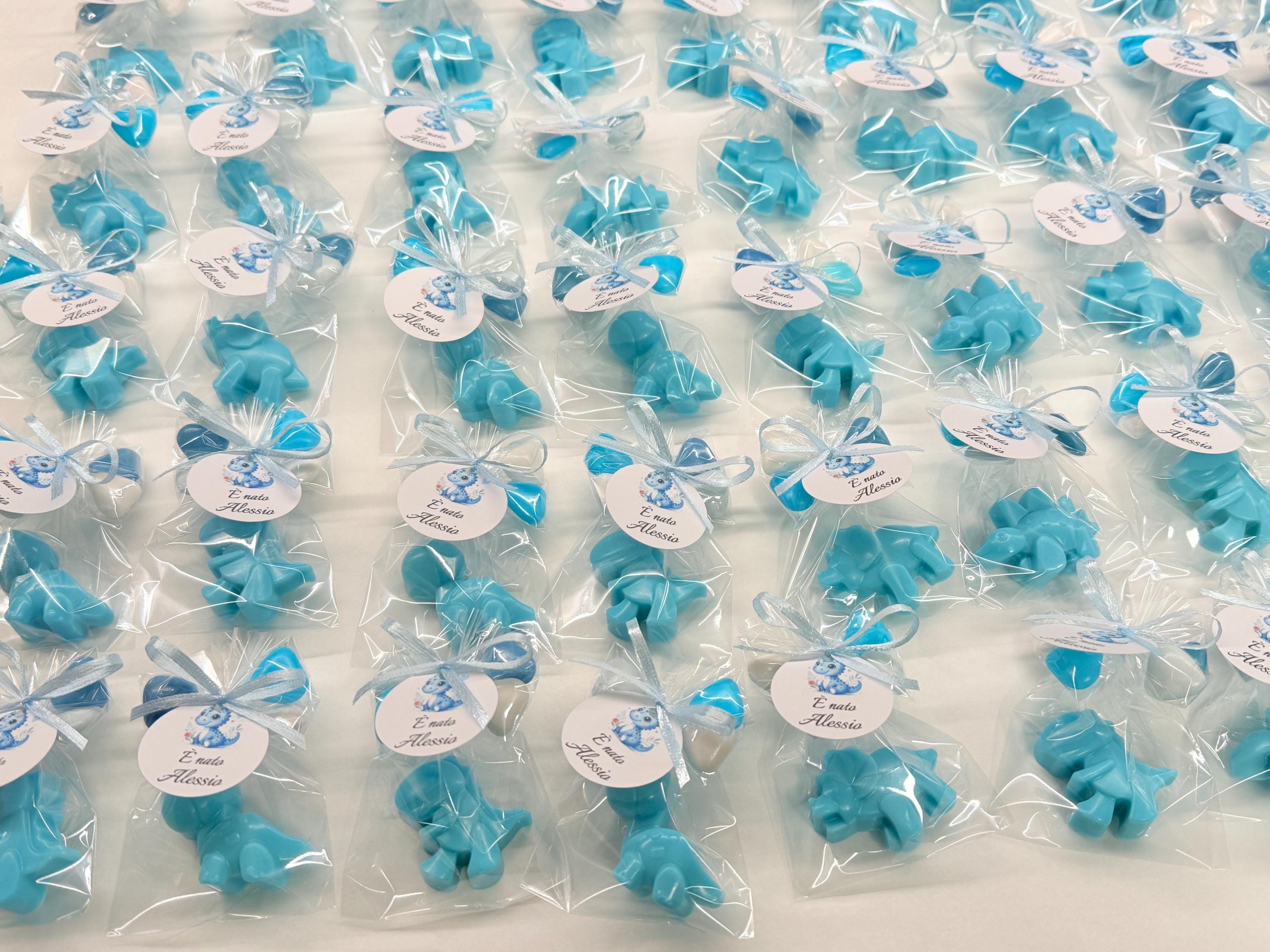 Mini savon "DINOSAURE" avec sachet transparent, 4 dragées Cœur et étiquette personnalisée