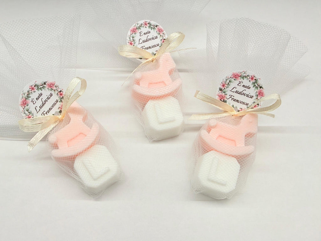 MINI SAVON "CHEVAL À BASCOULE + LETTRE" avec tulle et étiquette personnalisée