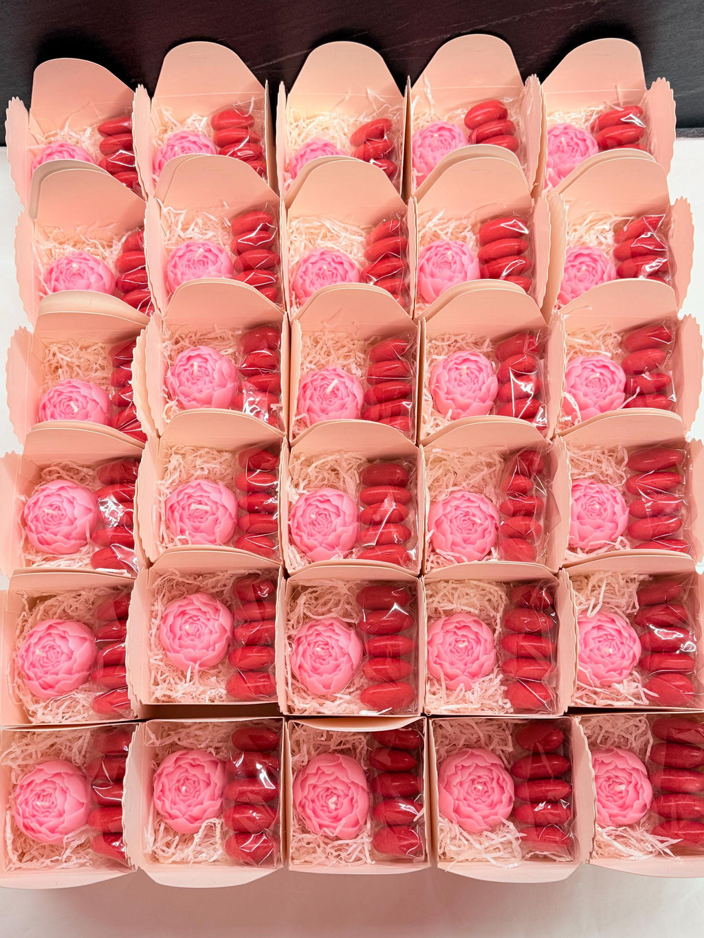 BOUGIE BOURGEON de PIVOINE Parfumée avec Boîte, Dragées et étiquette personnalisée/cadeaux de fin d'études/doctoresse