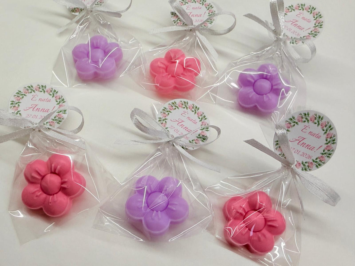 Mini sapone fiorellino con sacchetto trasparente e tag personalizzato – bomboniera per matrimonio
