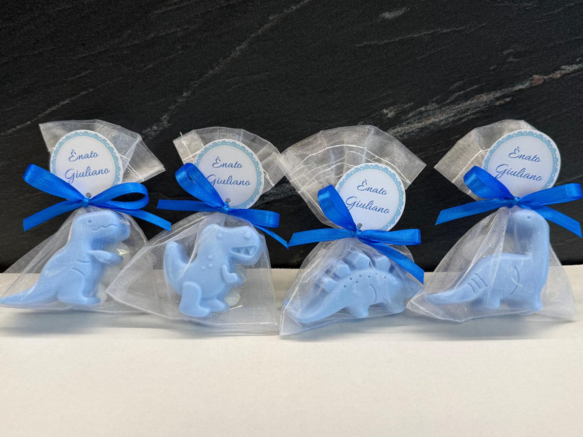 Sapone dinosauro in sacchetto di organza con confetti al cioccolato e tag personalizzato – bomboniera battesimo