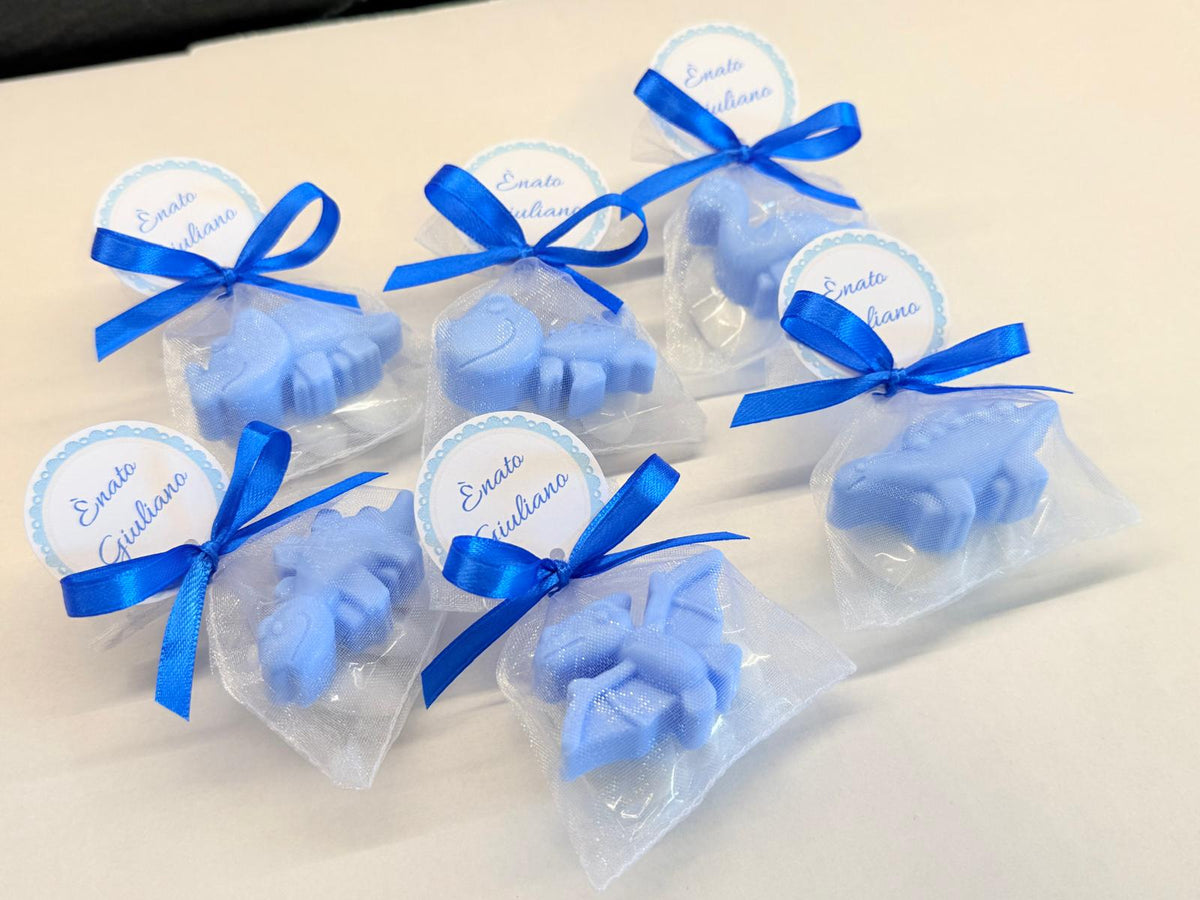Sapone piccolo dinosauro in sacchetto di organza con confetti al cioccolato e tag personalizzato – bomboniera battesimo