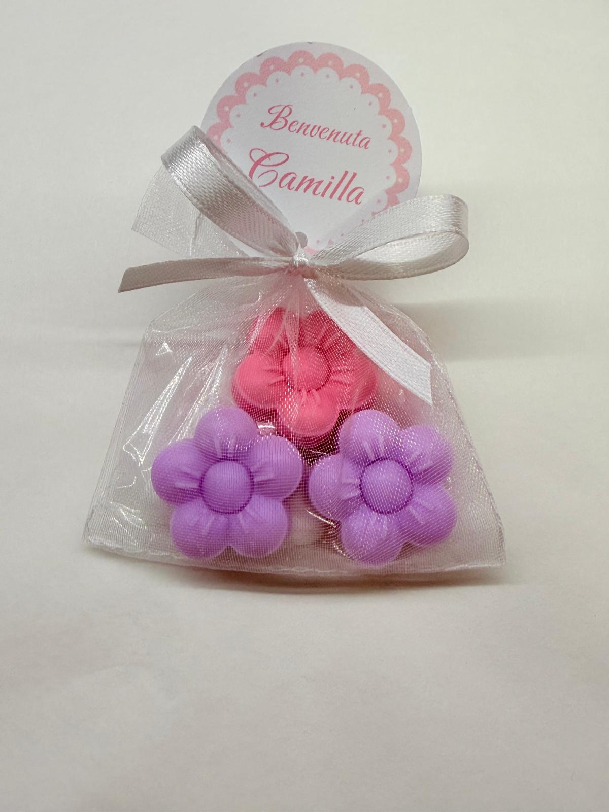 Sapone fiorellini profumato in vari colori con organza – bomboniera personalizzata per battesimo e comunione