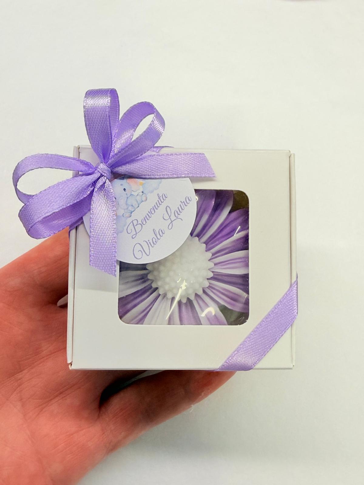 Saponetto margherita colorato in confezione con scatola – bomboniera per comunione e battesimo