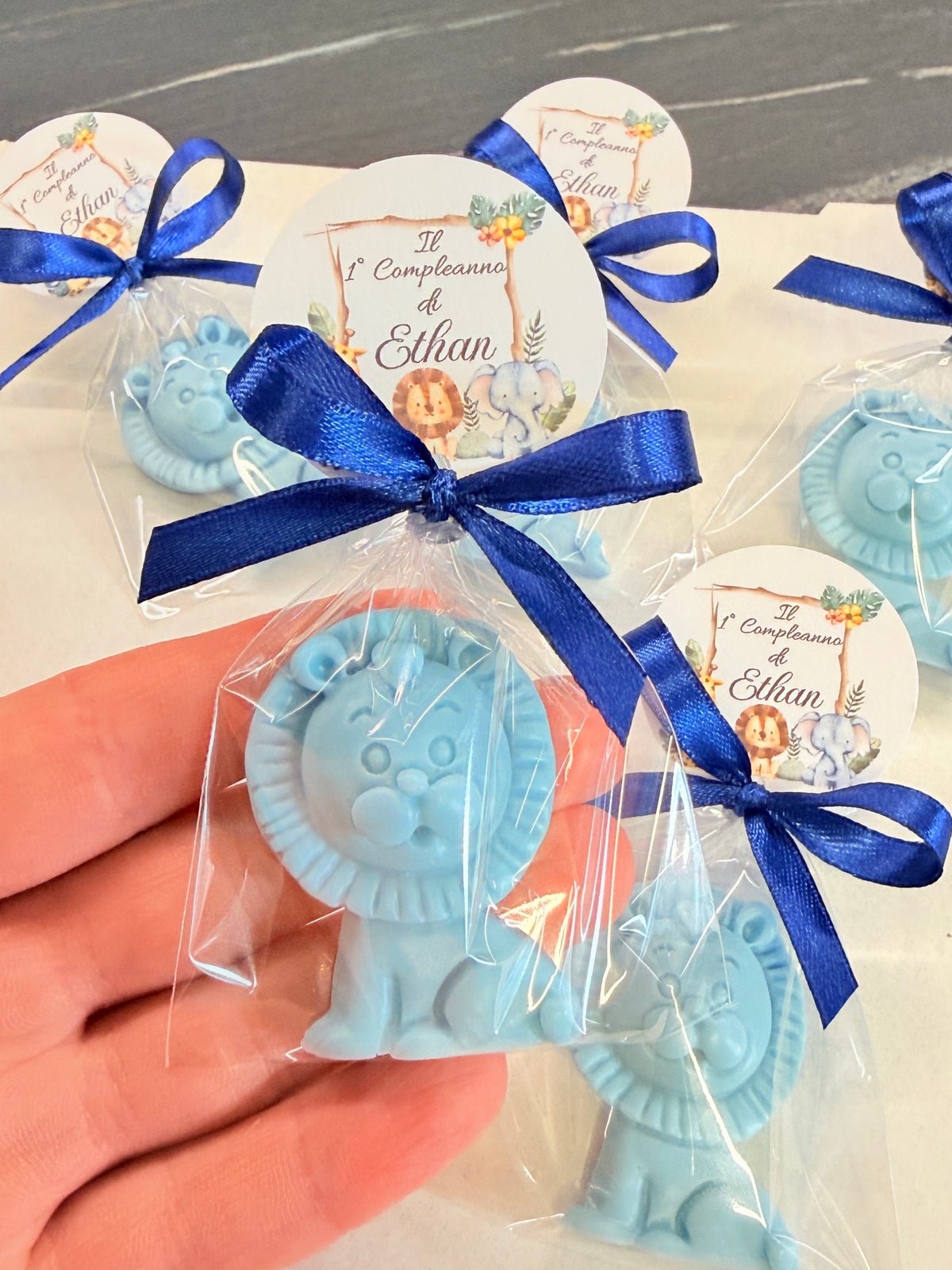 Sapone mini leoncino con sacchetto trasparente e tag personalizzato – bomboniera per battesimo e nascita