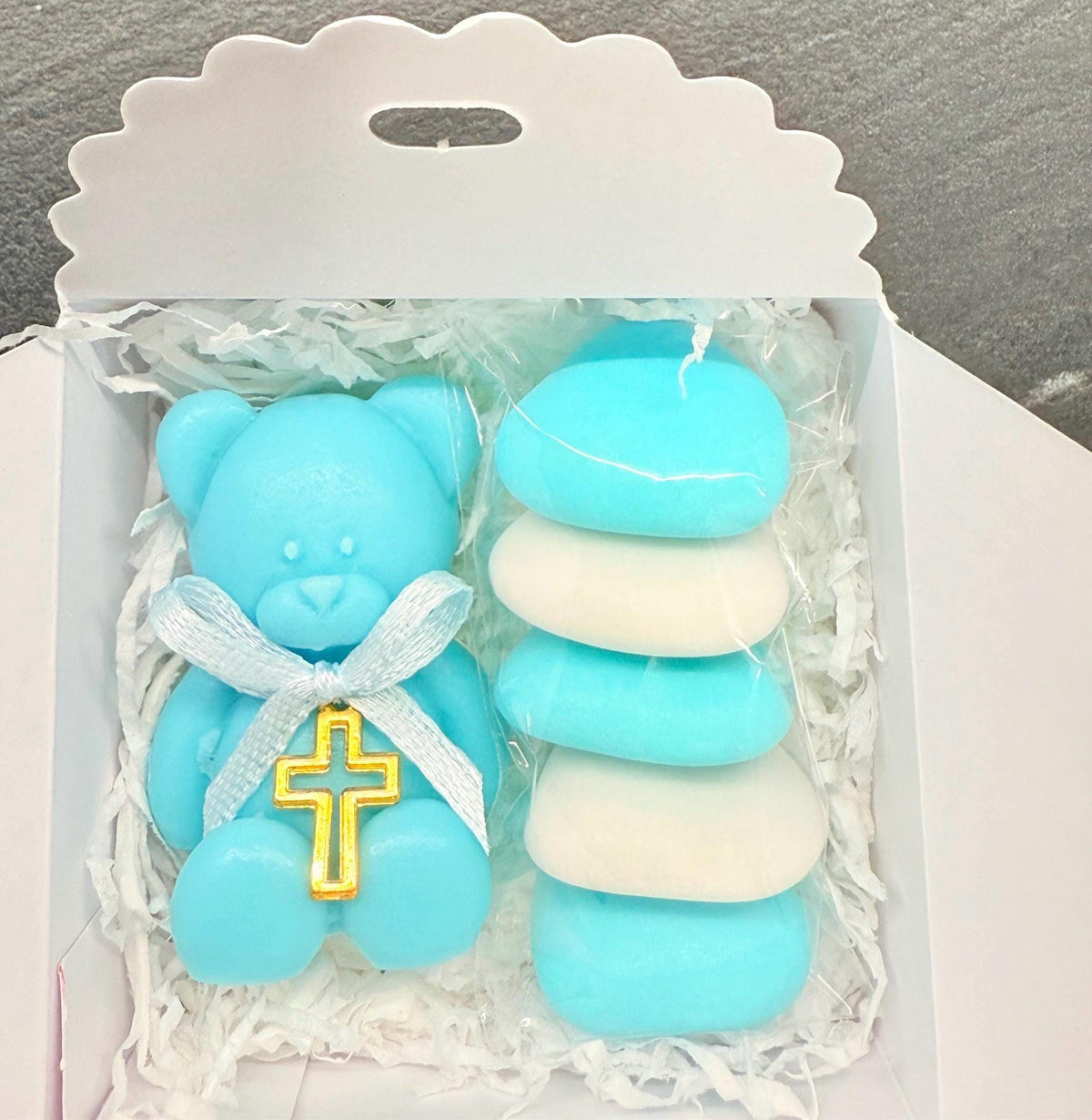 Sapone orsetto con fiocco e croce, scatola, confetti e tag personalizzato – bomboniera per battesimo