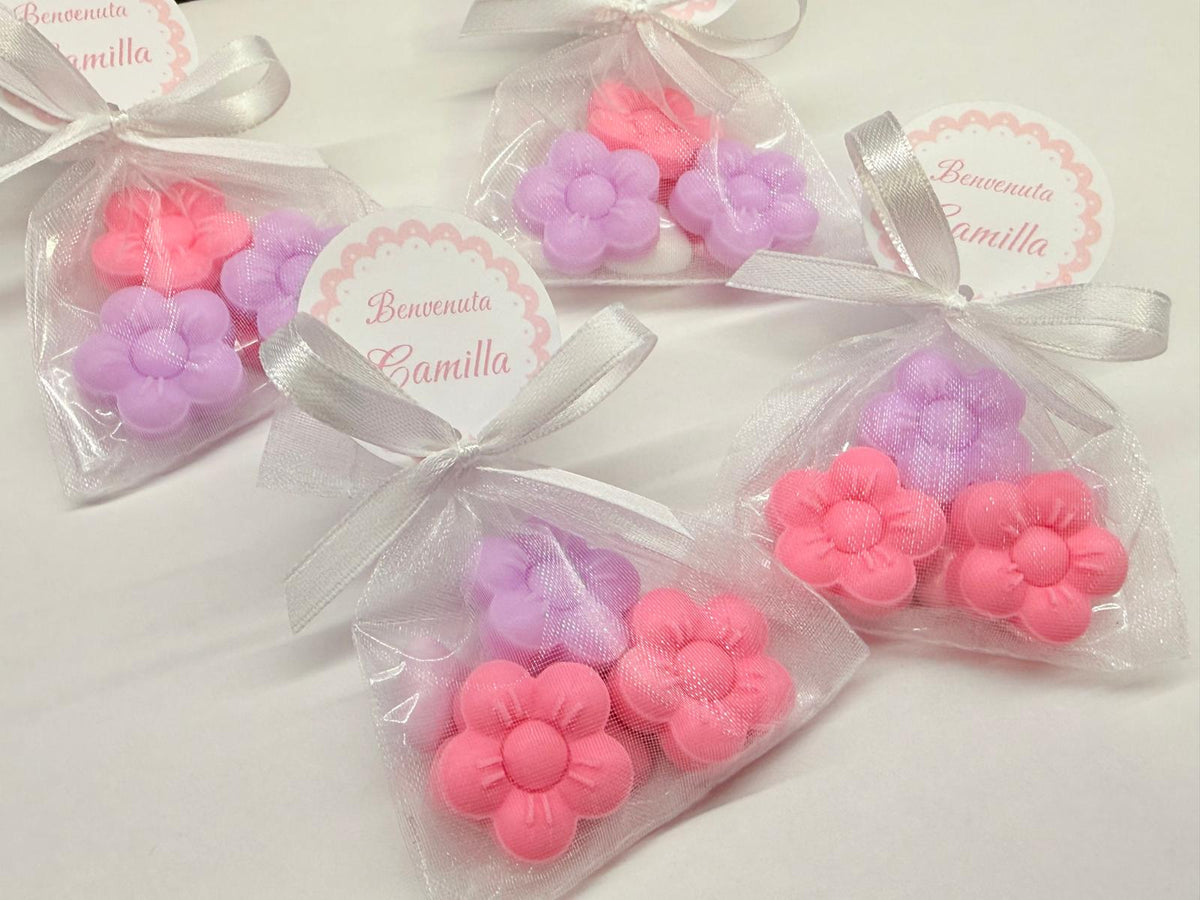 Sapone tris fiorellini con sacchetto organza e 5 confetti cuoricino – bomboniera per matrimonio